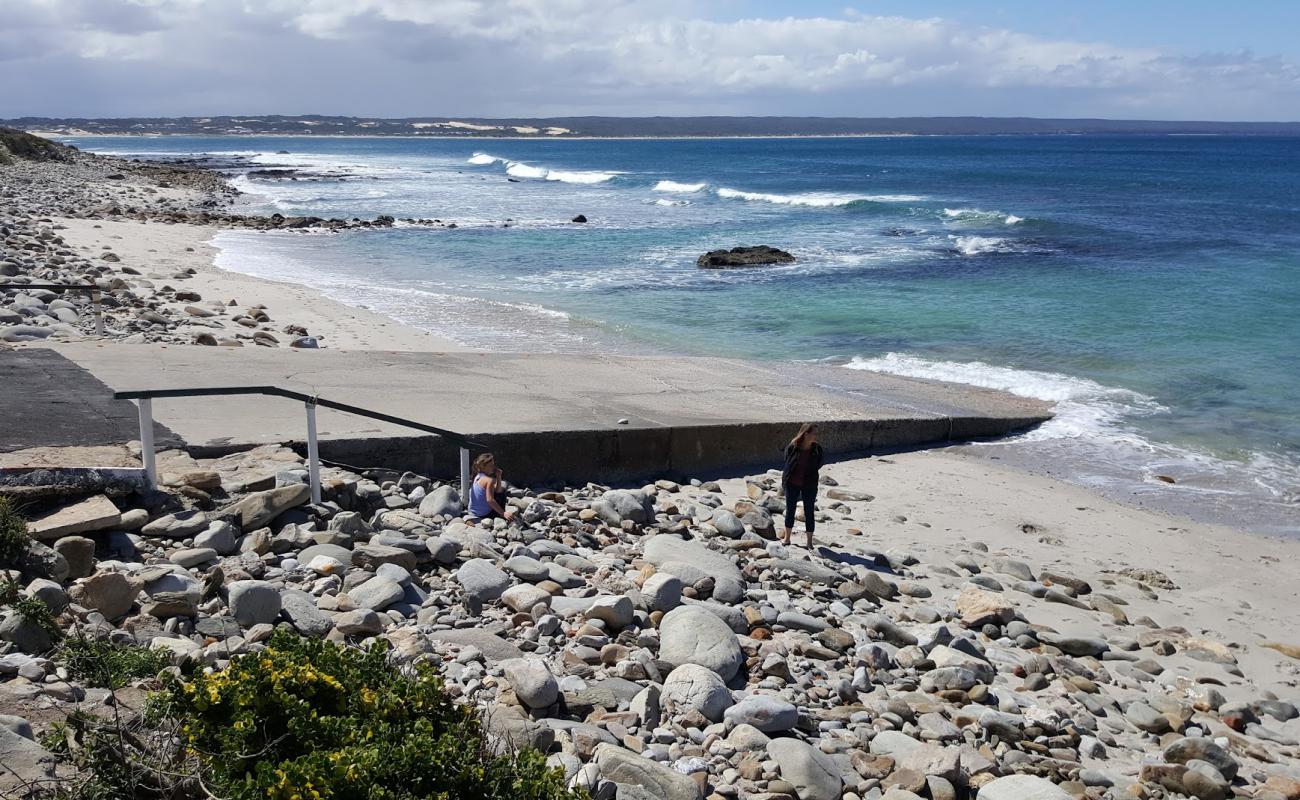 Photo de Infanta slipway avec sable gris avec roches de surface