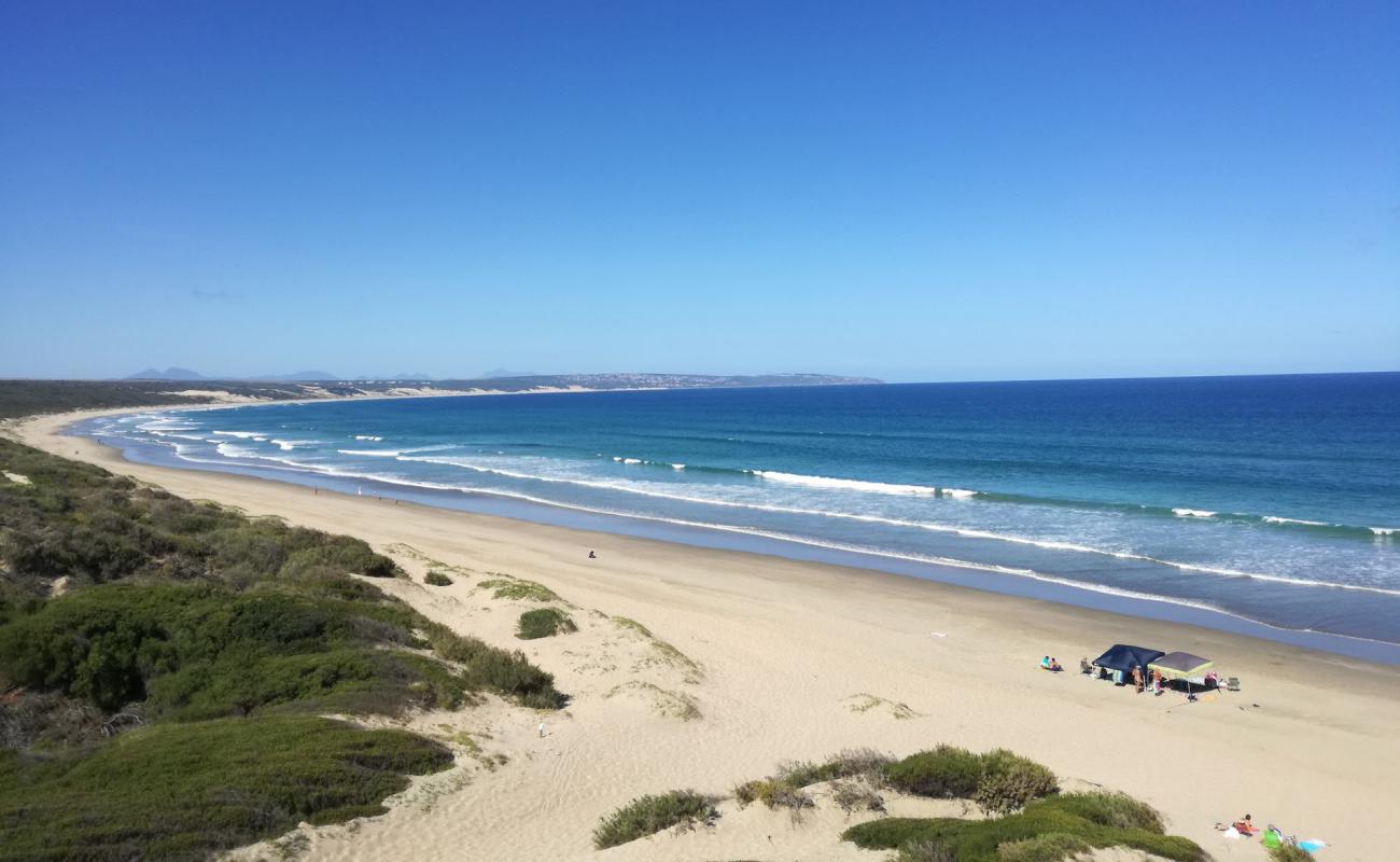 Photo de Boggoms Bay beach avec sable fin et lumineux de surface