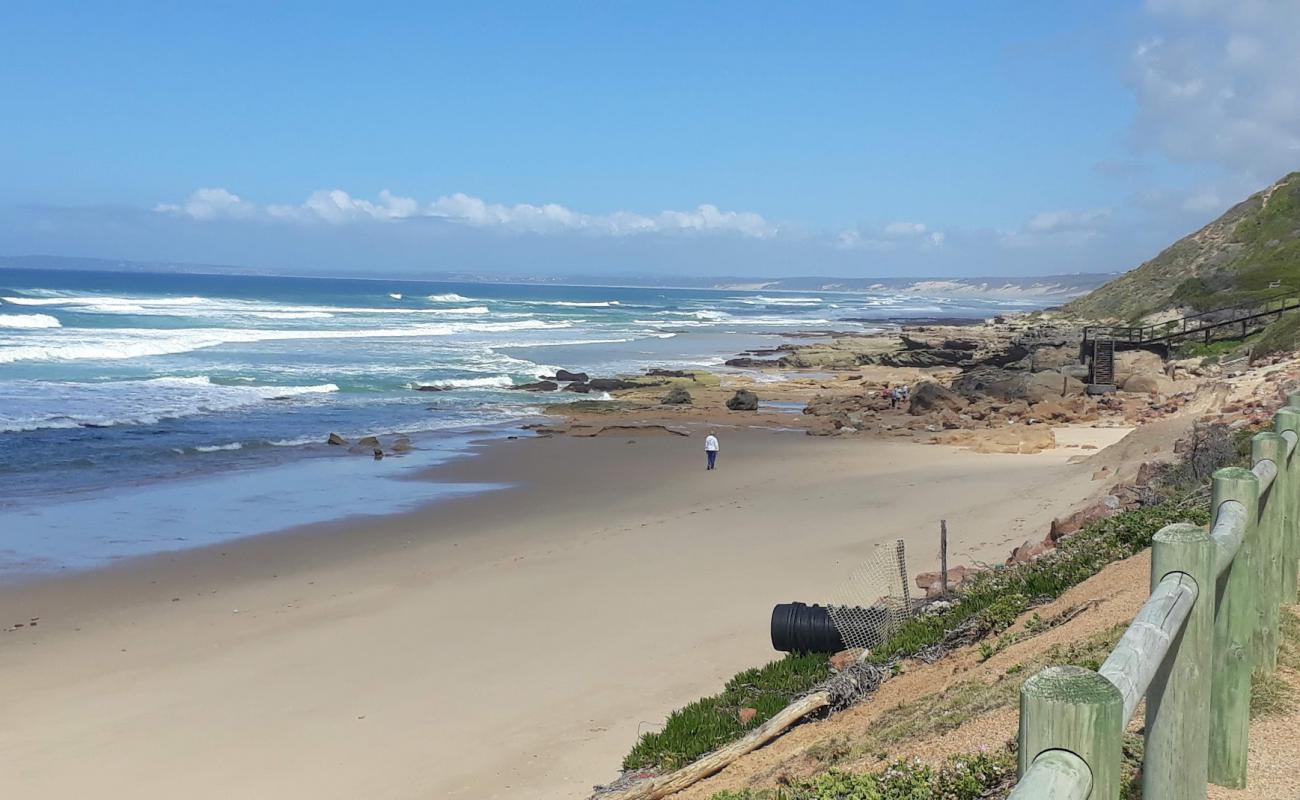 Photo de Dana Bay beach avec sable beige fin de surface