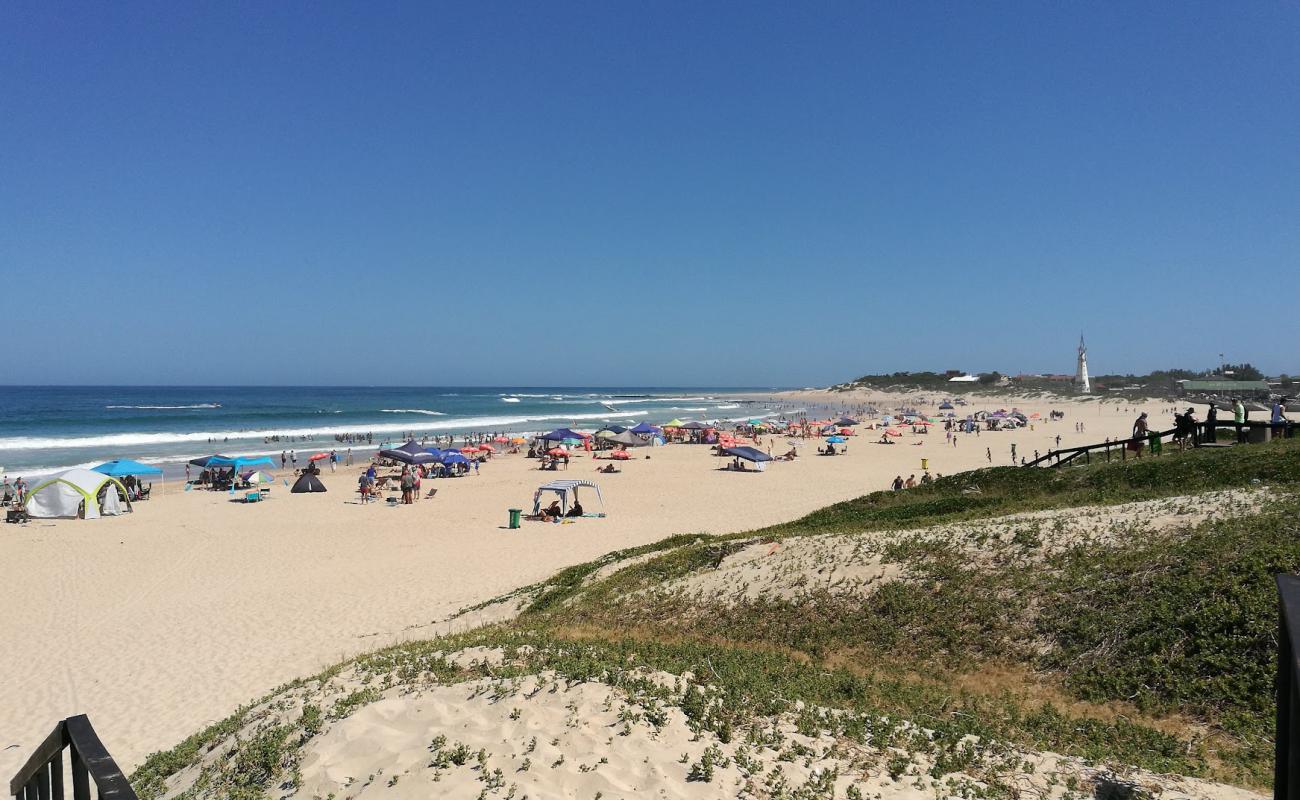 Photo de Jeffreys Bay beach avec sable beige de surface