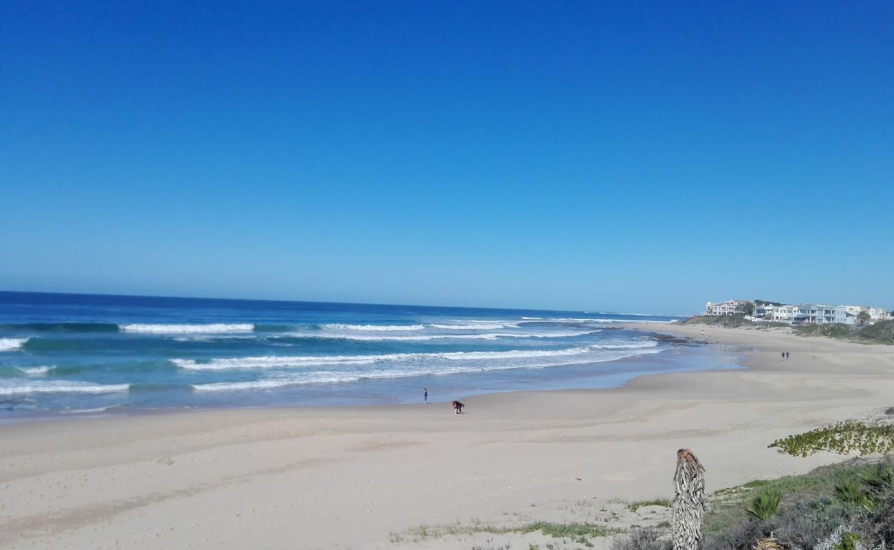 Photo de Wavecrest beach avec sable lumineux de surface