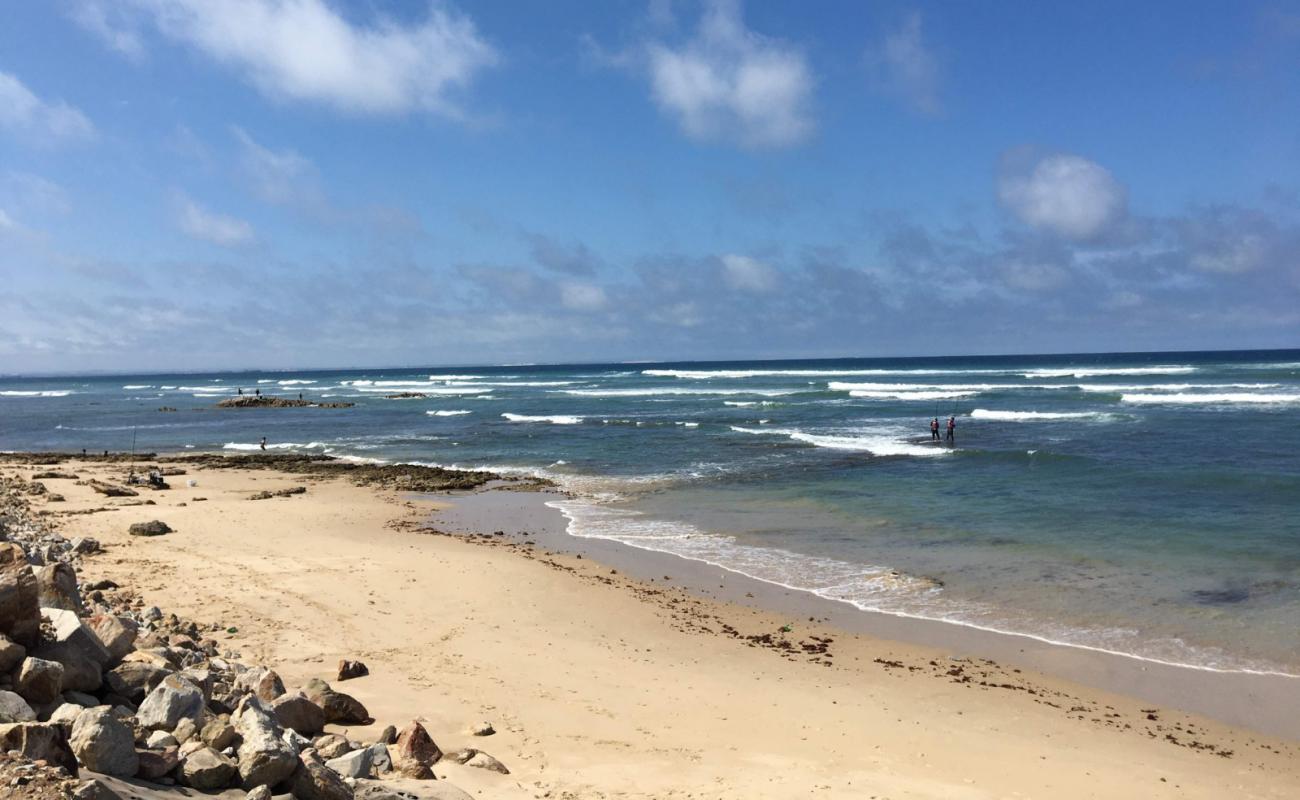 Photo de Secrets beach avec sable beige & pierres de surface