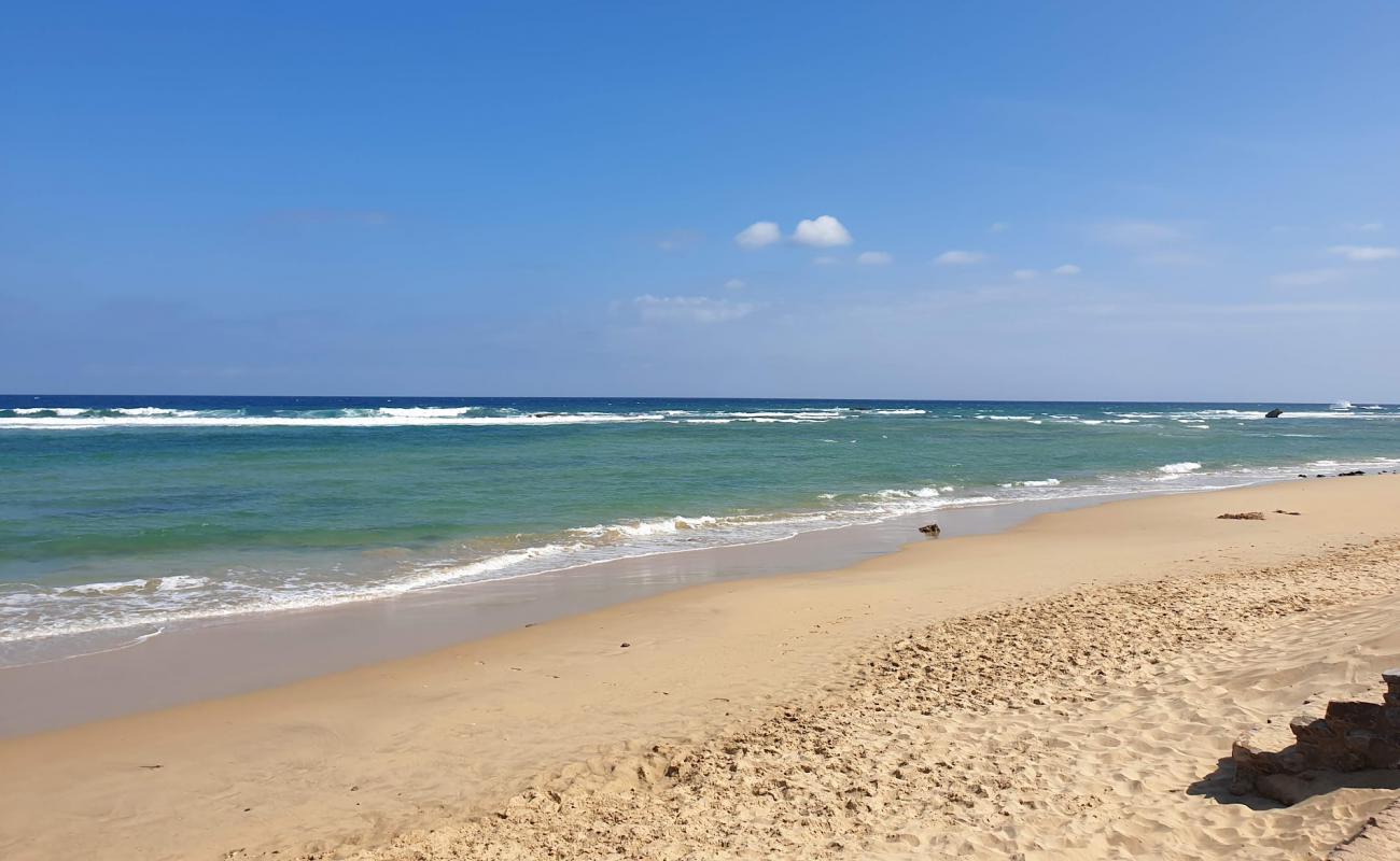 Photo de Middle beach avec sable beige de surface
