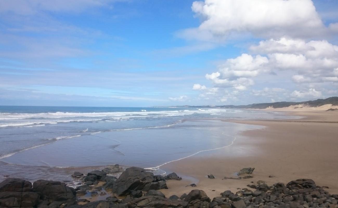 Photo de Igoda beach avec sable beige de surface