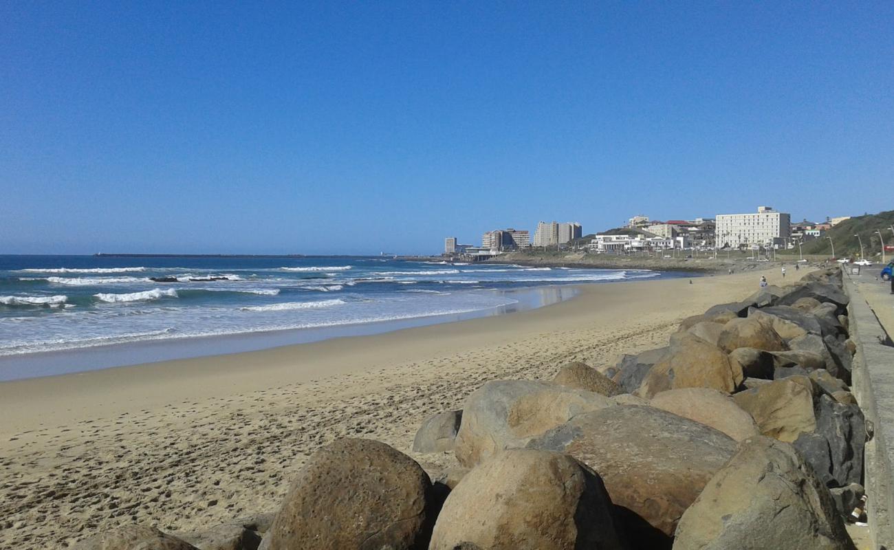Photo de Beacon Bay beach avec sable beige fin de surface