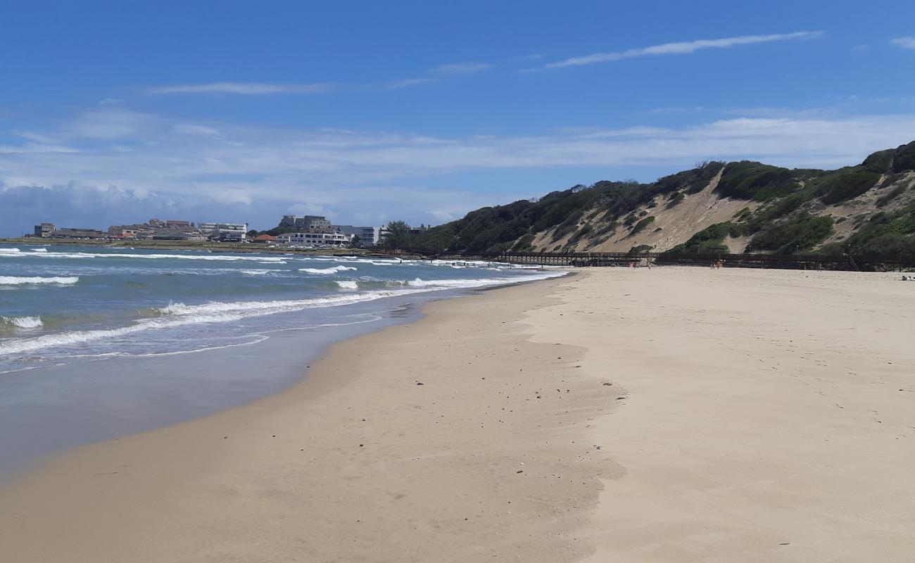 Photo de Gonubie beach avec sable fin et lumineux de surface