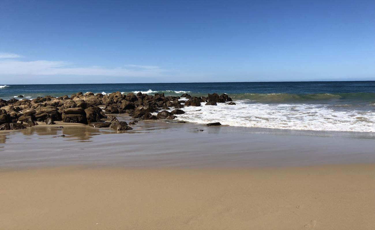 Photo de Cintsa beach avec roches de surface