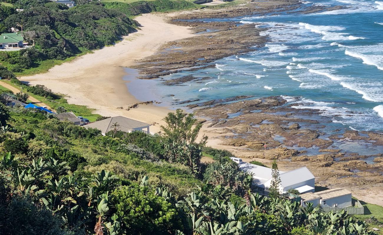 Photo de Haga Haga beach avec sable brillant et rochers de surface