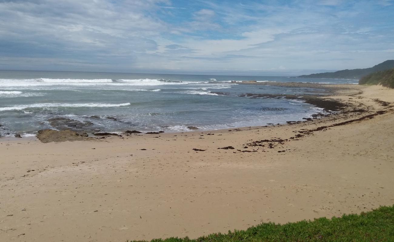 Photo de Kei beach avec sable beige & pierres de surface