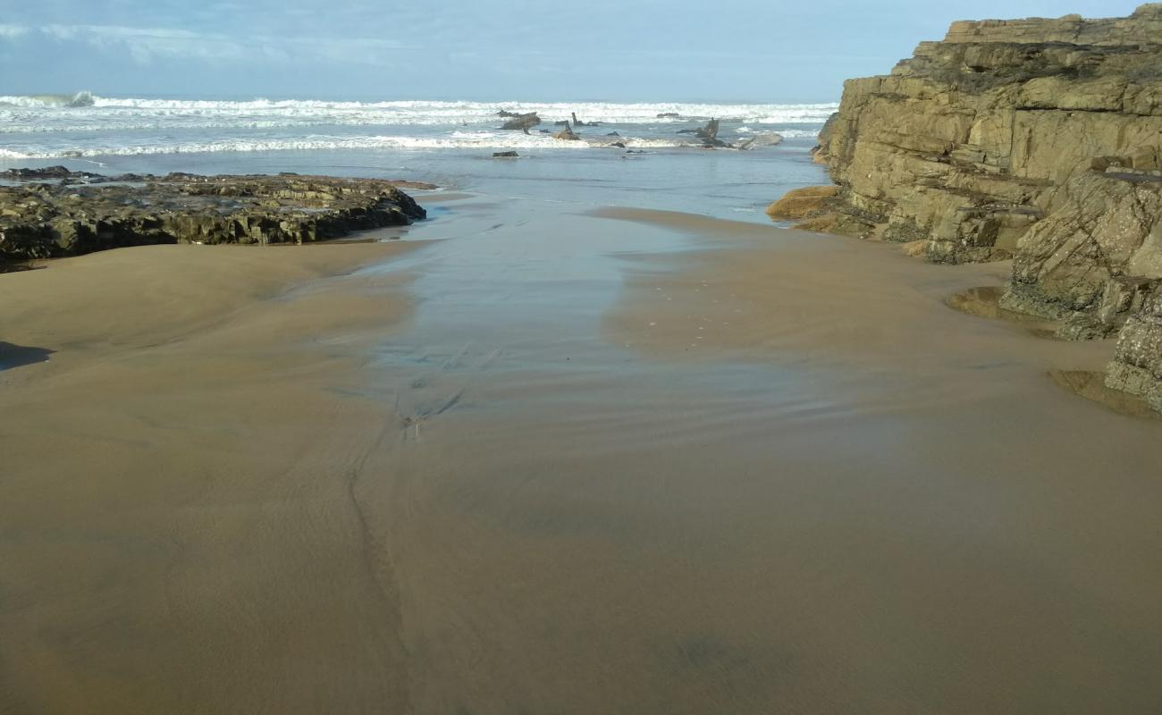Photo de Jacaranda beach avec sable beige & pierres de surface