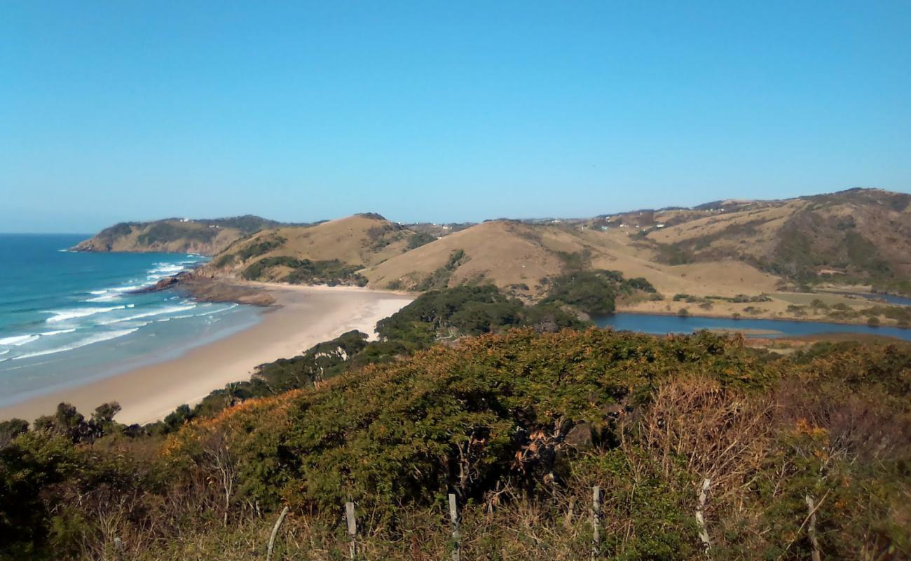 Photo de Tsweleni beach avec sable brillant et rochers de surface