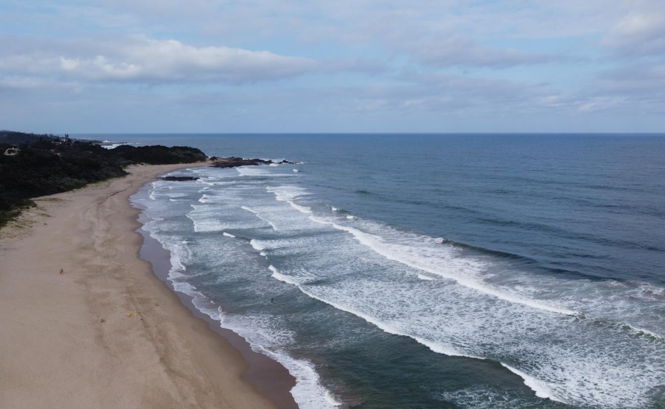 Photo de Ivy beach avec sable beige fin de surface