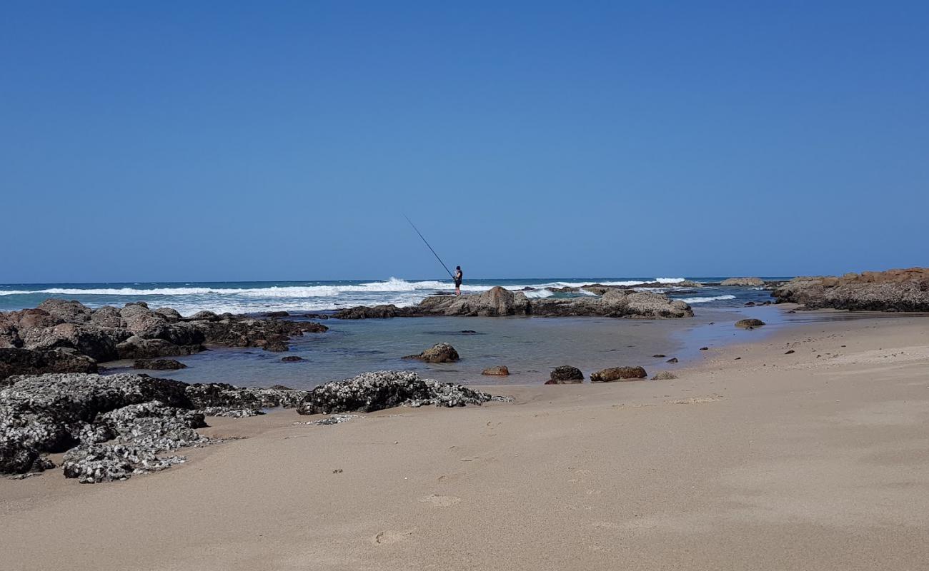 Photo de Palm beach avec sable brillant et rochers de surface