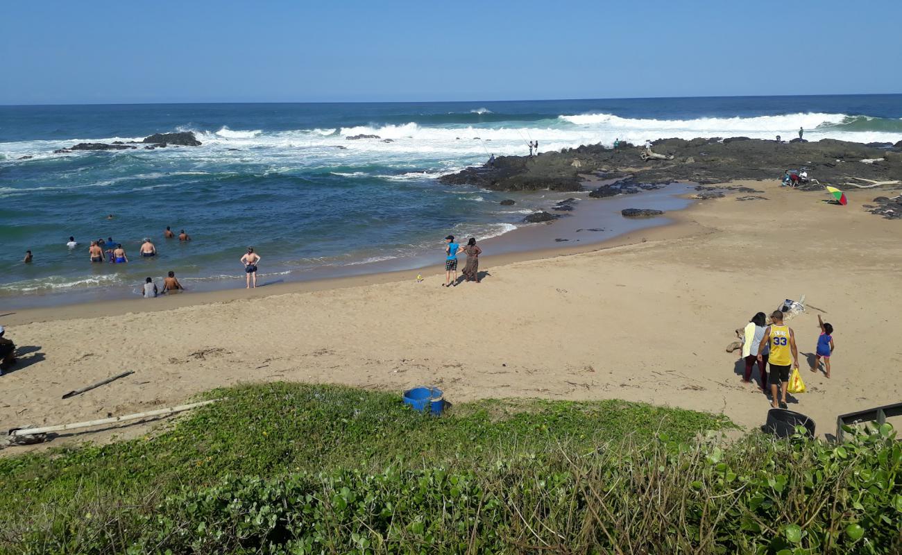 Photo de Umtentweni beach avec sable lumineux de surface