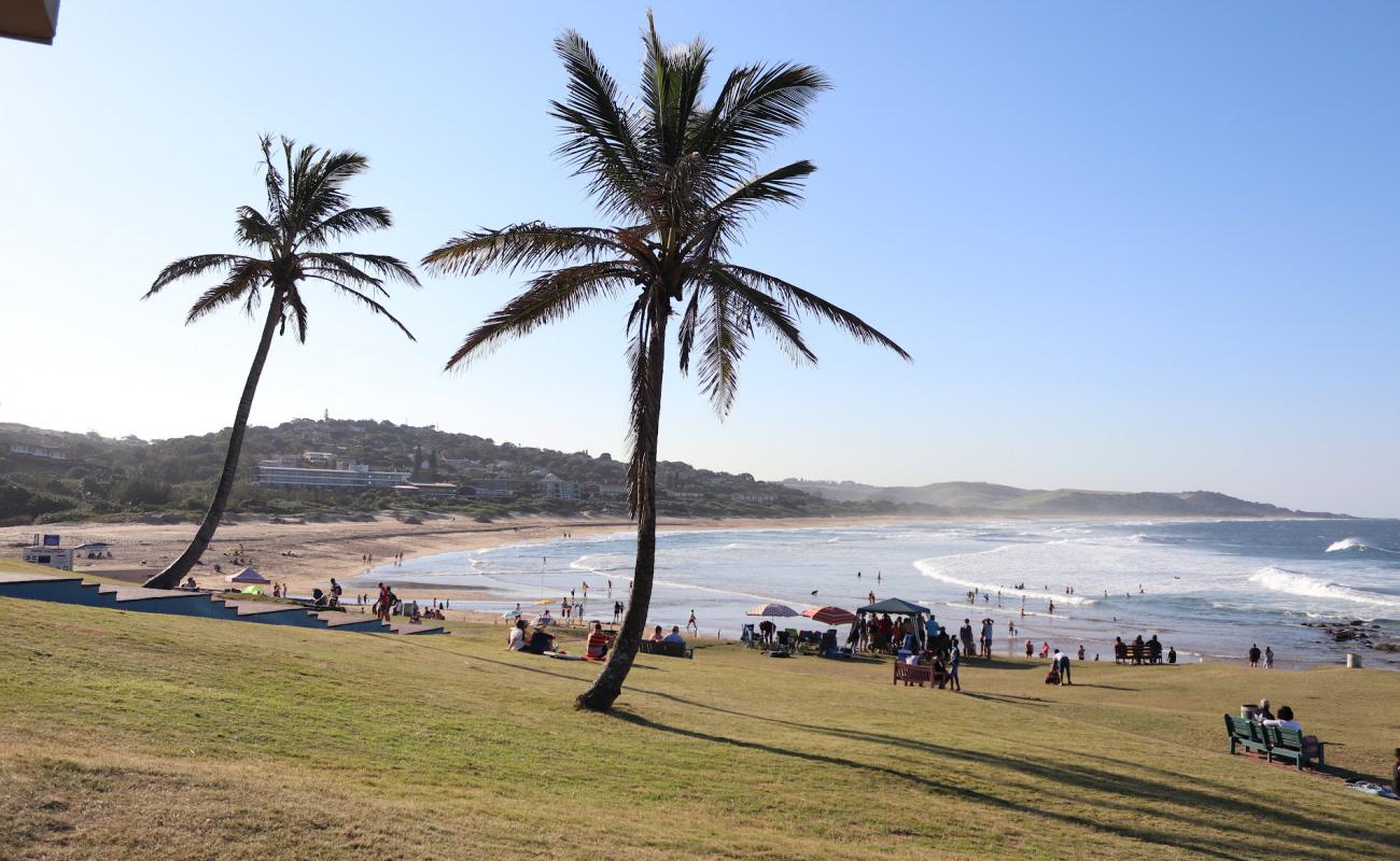 Photo de Scottburgh beach avec sable lumineux de surface