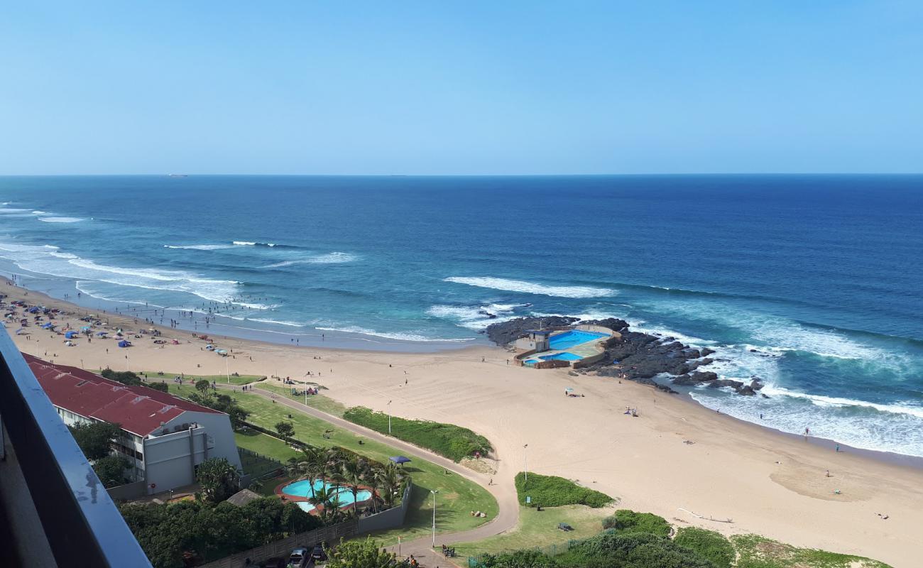 Photo de Amanzimtoti beach avec sable fin et lumineux de surface