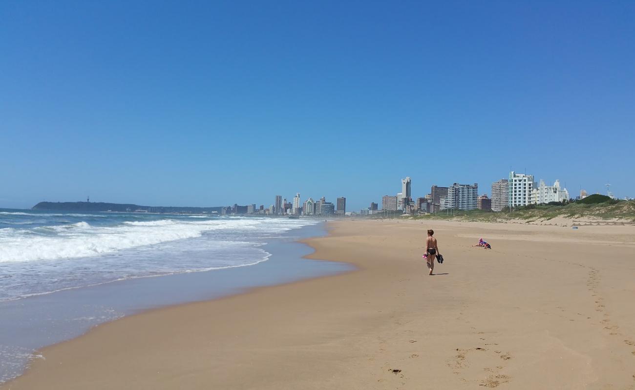 Photo de Durban Beach avec sable fin et lumineux de surface