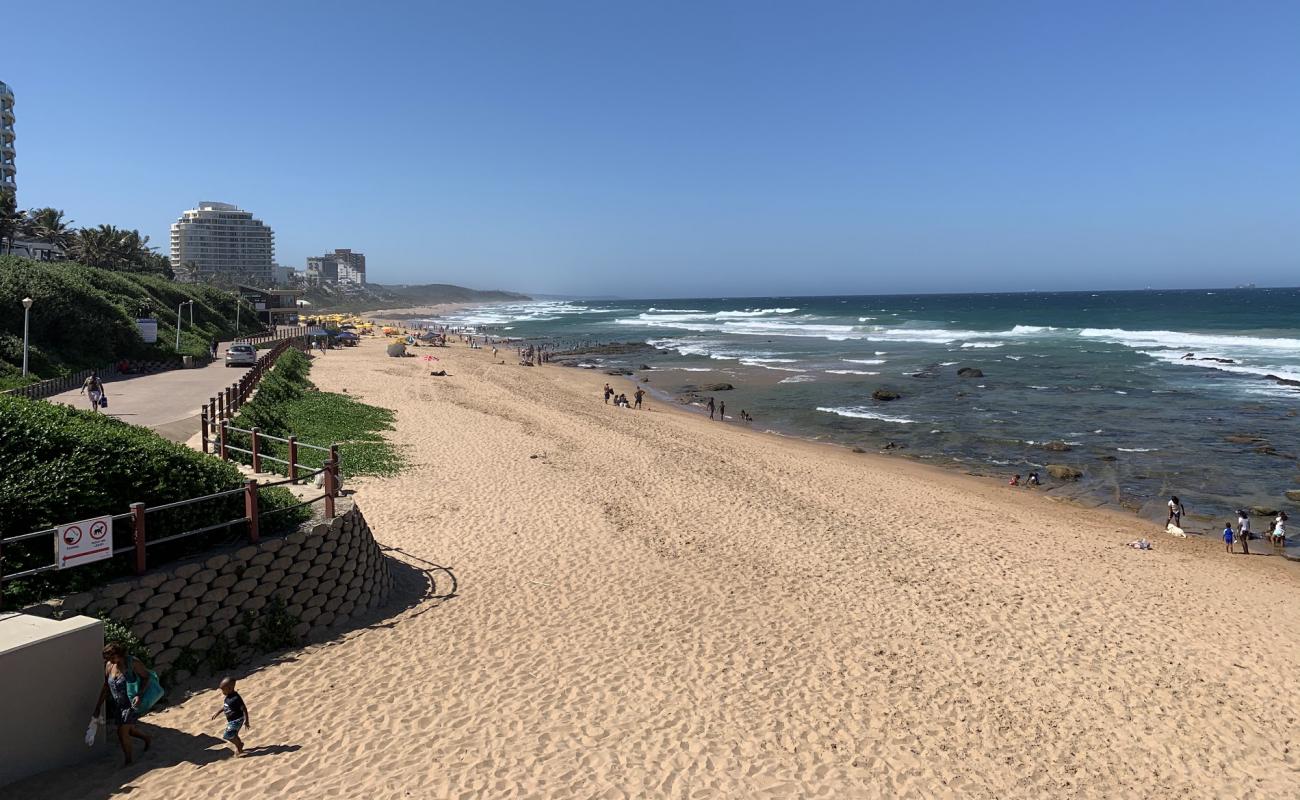 Photo de Umhlanga beach avec sable brun avec roches de surface