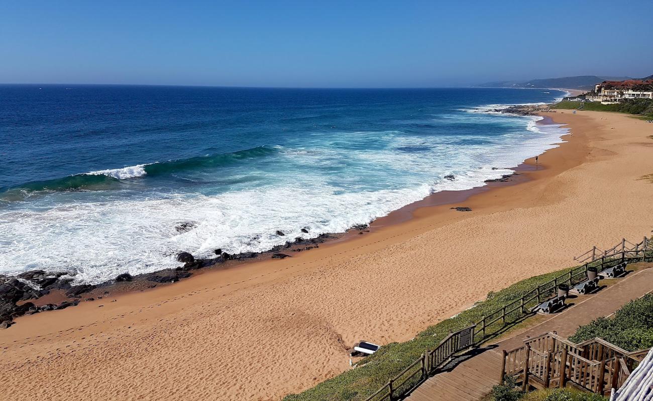 Photo de Zimbali beach avec sable fin marron de surface