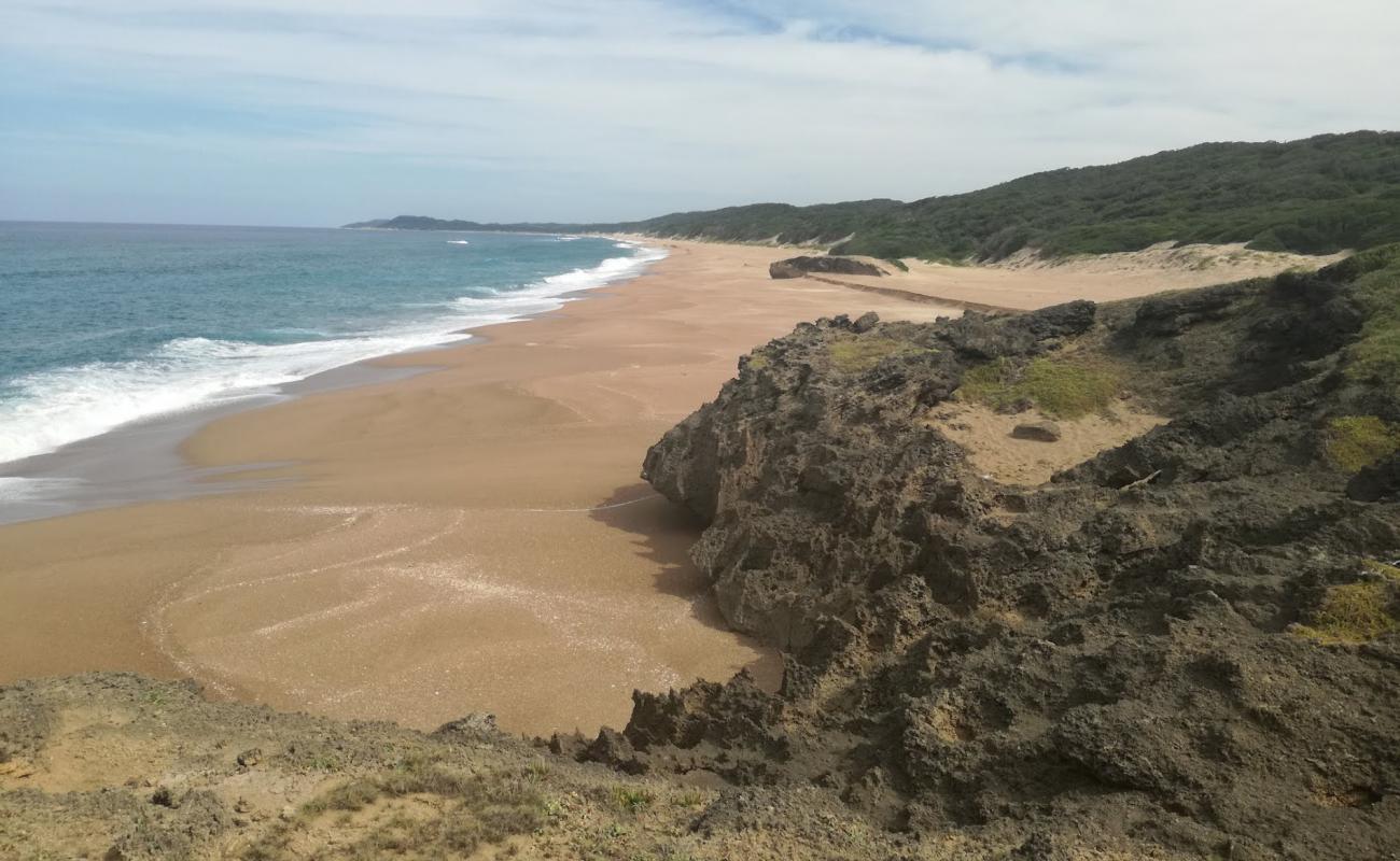 Photo de Black Rock beach avec sable fin et lumineux de surface