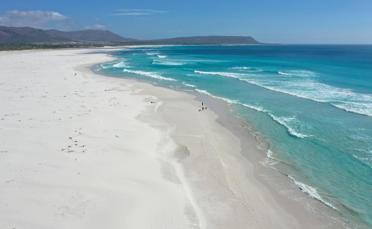 Photo de Noordhoek Beach avec sable fin et lumineux de surface