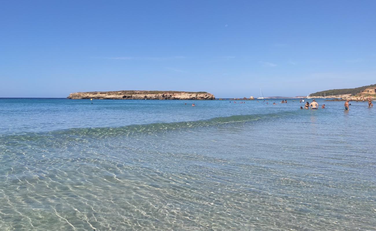 Photo de Platja de San Tomas avec sable fin et lumineux de surface