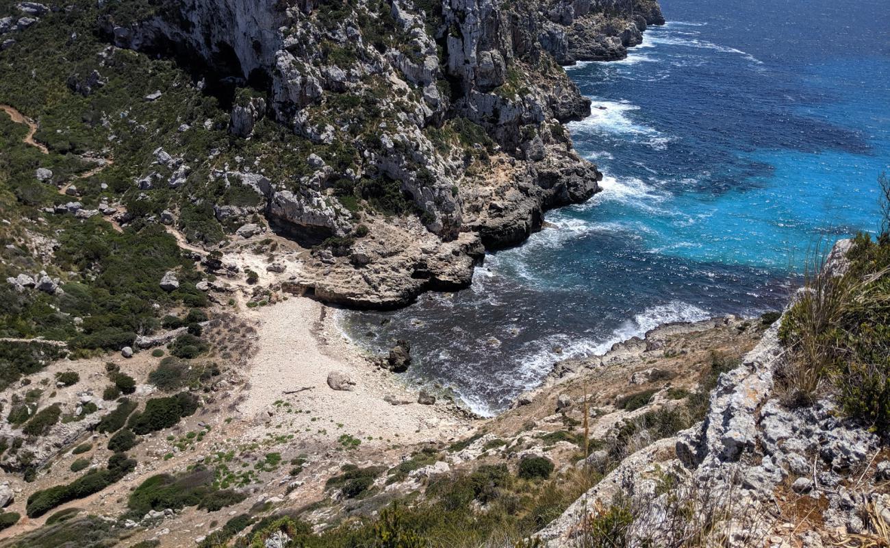 Photo de Cala de Ilucalari avec roches de surface