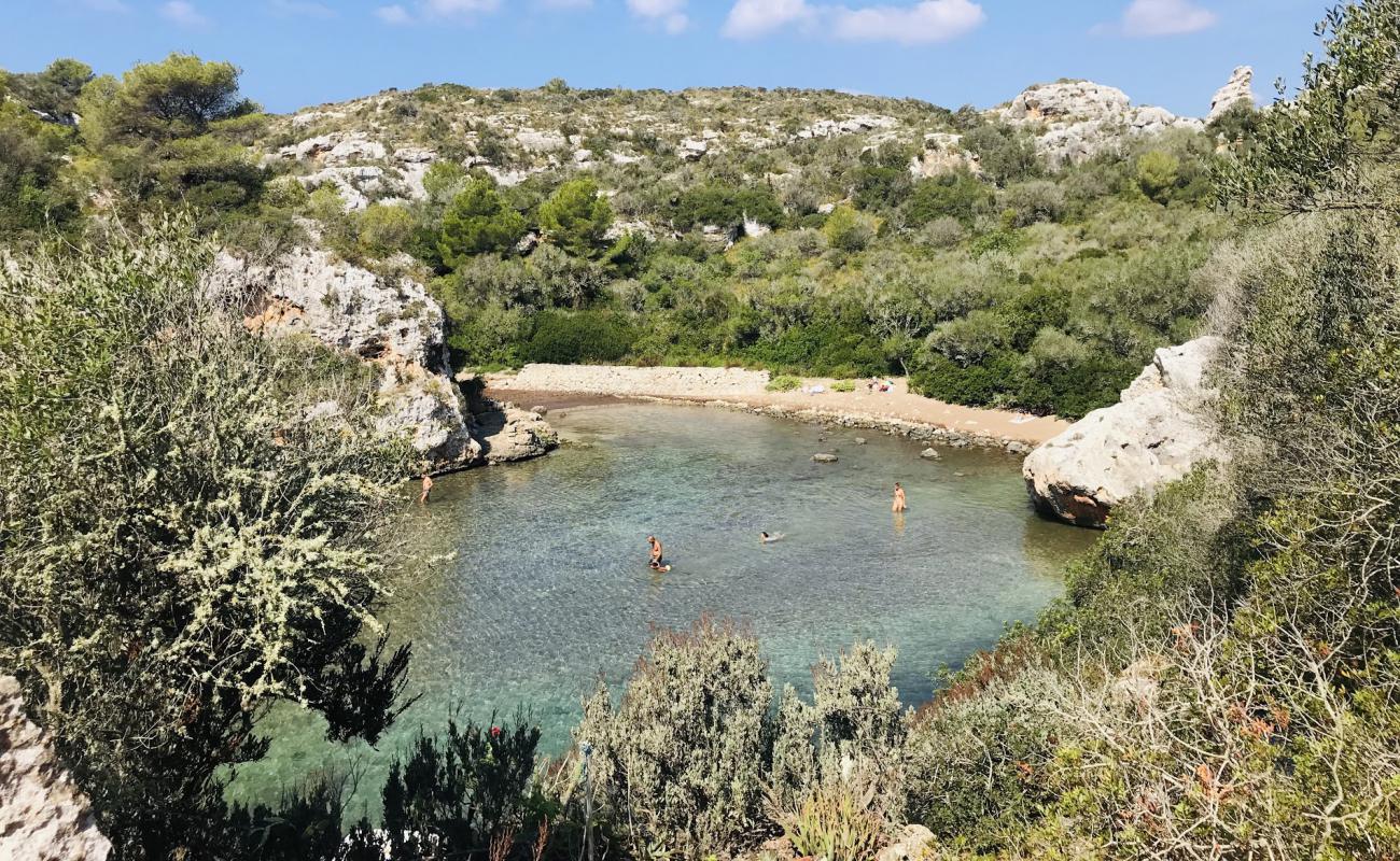 Photo de Cales Coves avec roches de surface