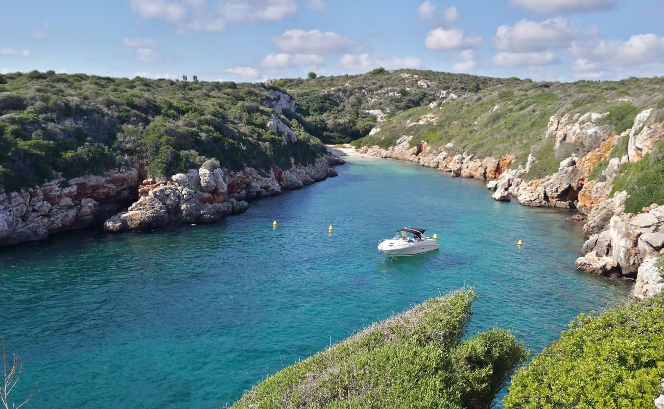 Photo de Cala de Biniparratx avec roches de surface