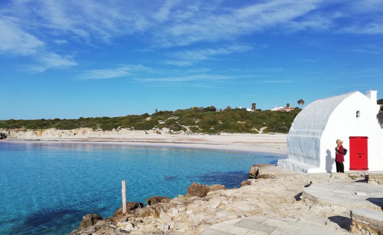 Photo de Cala Binibeca avec sable fin et lumineux de surface