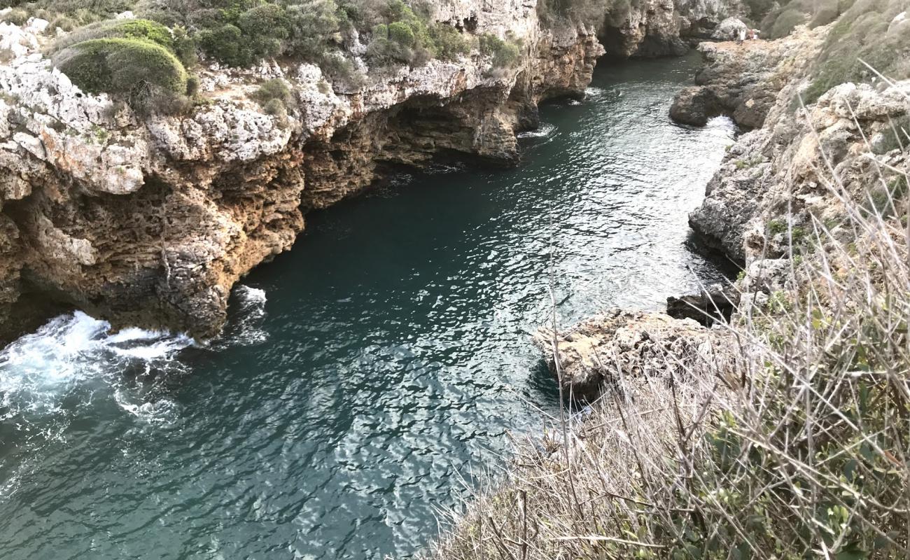 Photo de Cala Rafalet avec roches de surface