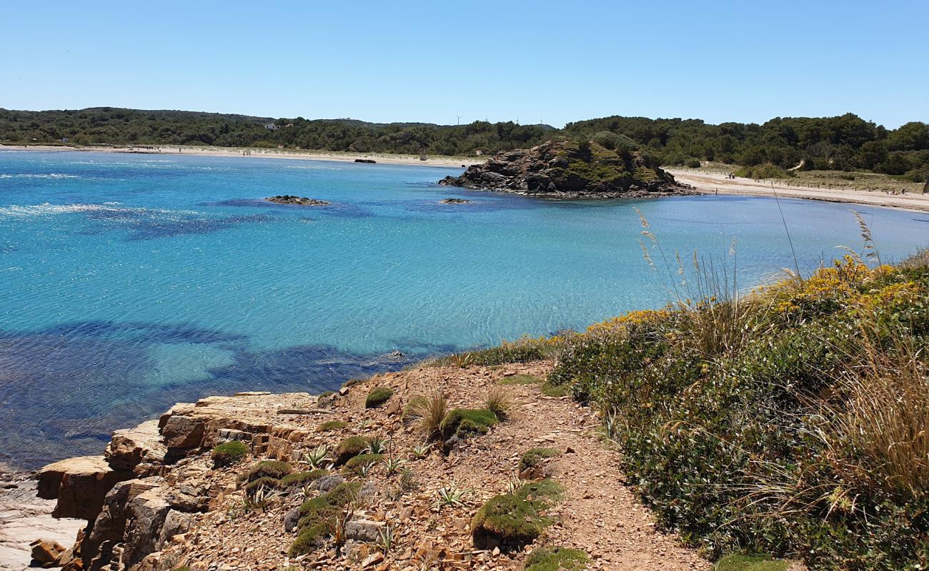 Photo de Platja Es Grau avec sable brun de surface