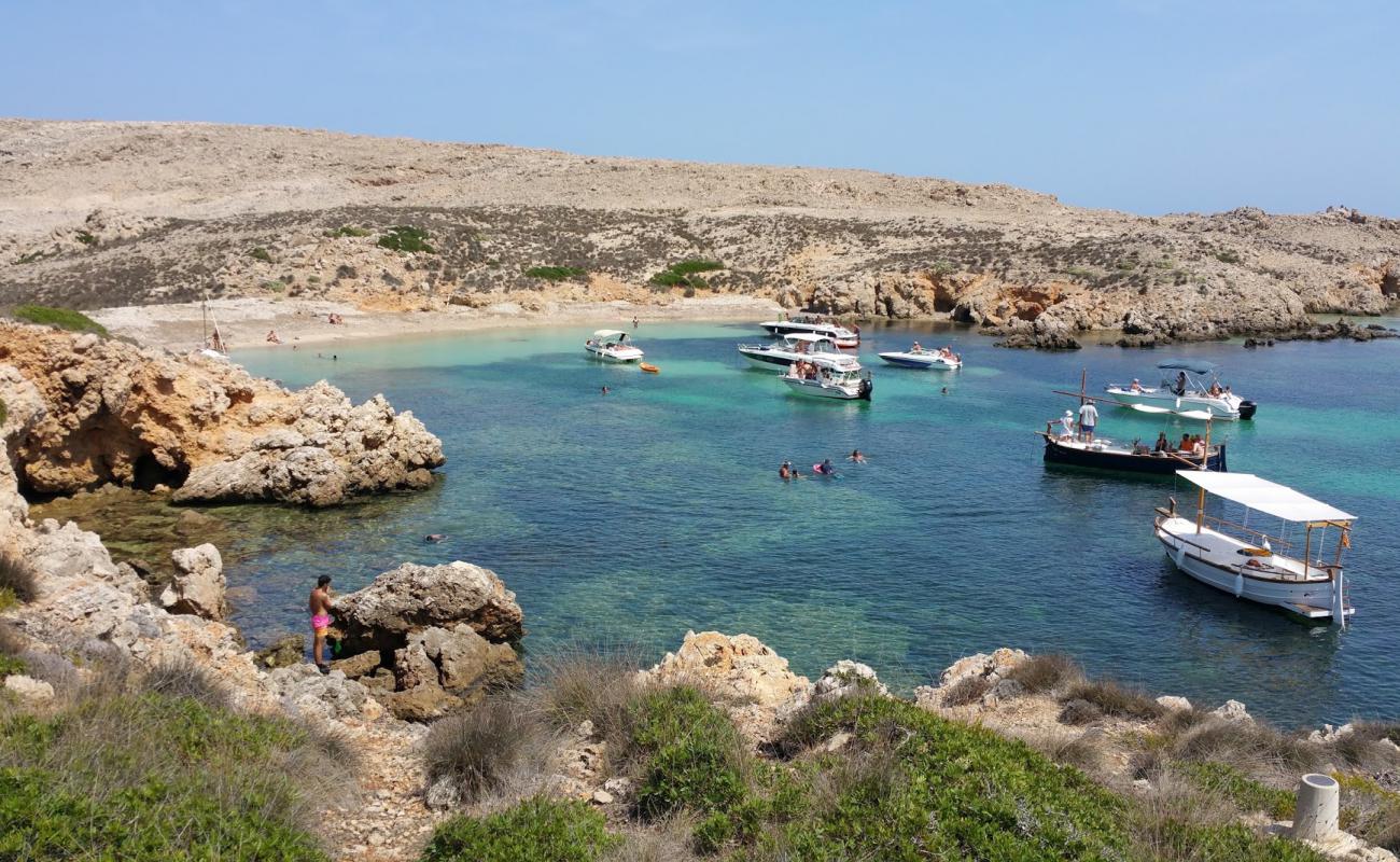 Photo de Cala'n Tosqueta avec sable beige de surface
