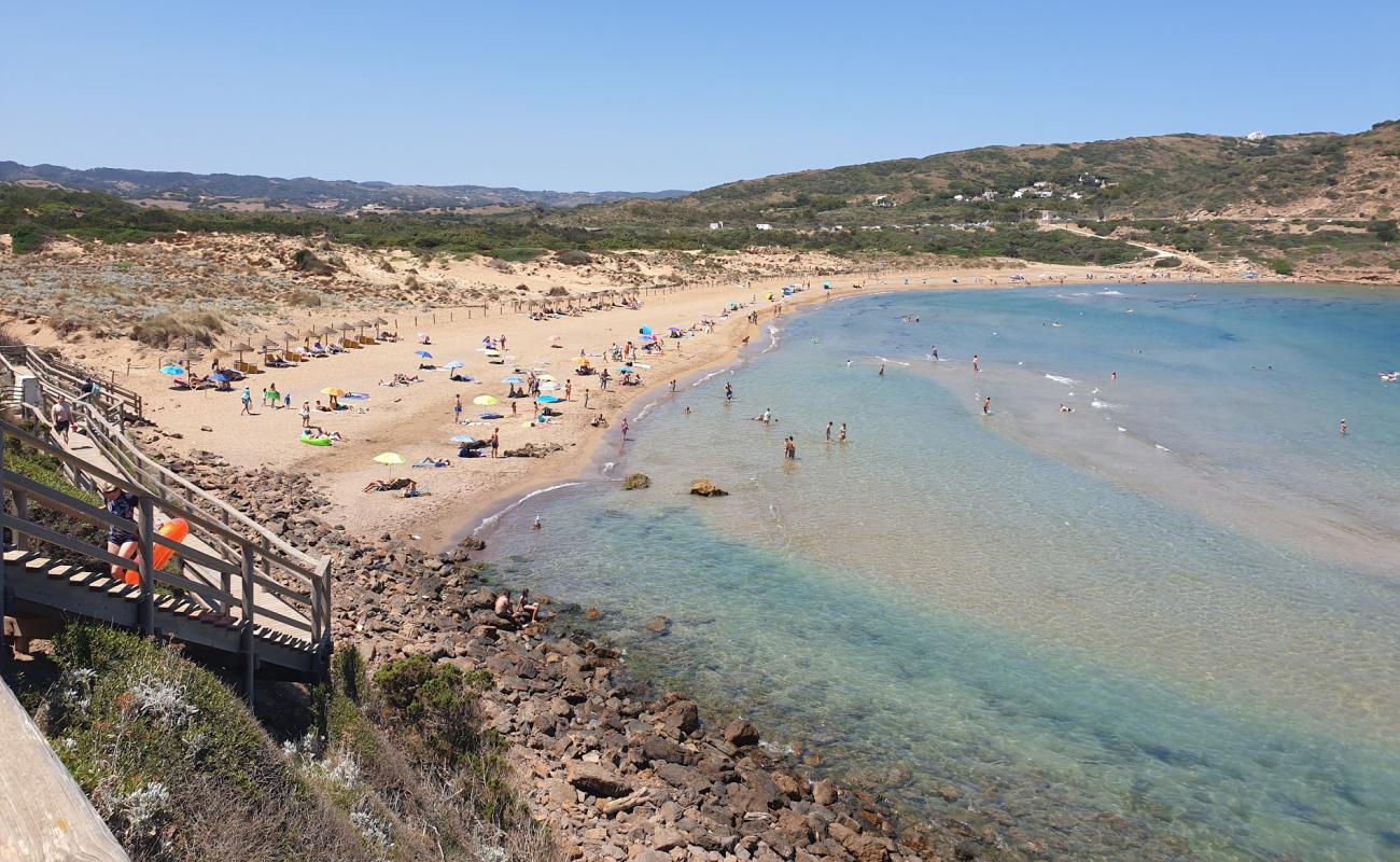 Photo de Plage de Fornells avec sable brun de surface