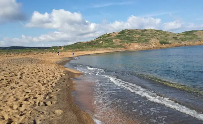 Photo de Platja de Binimel.la avec sable brun de surface