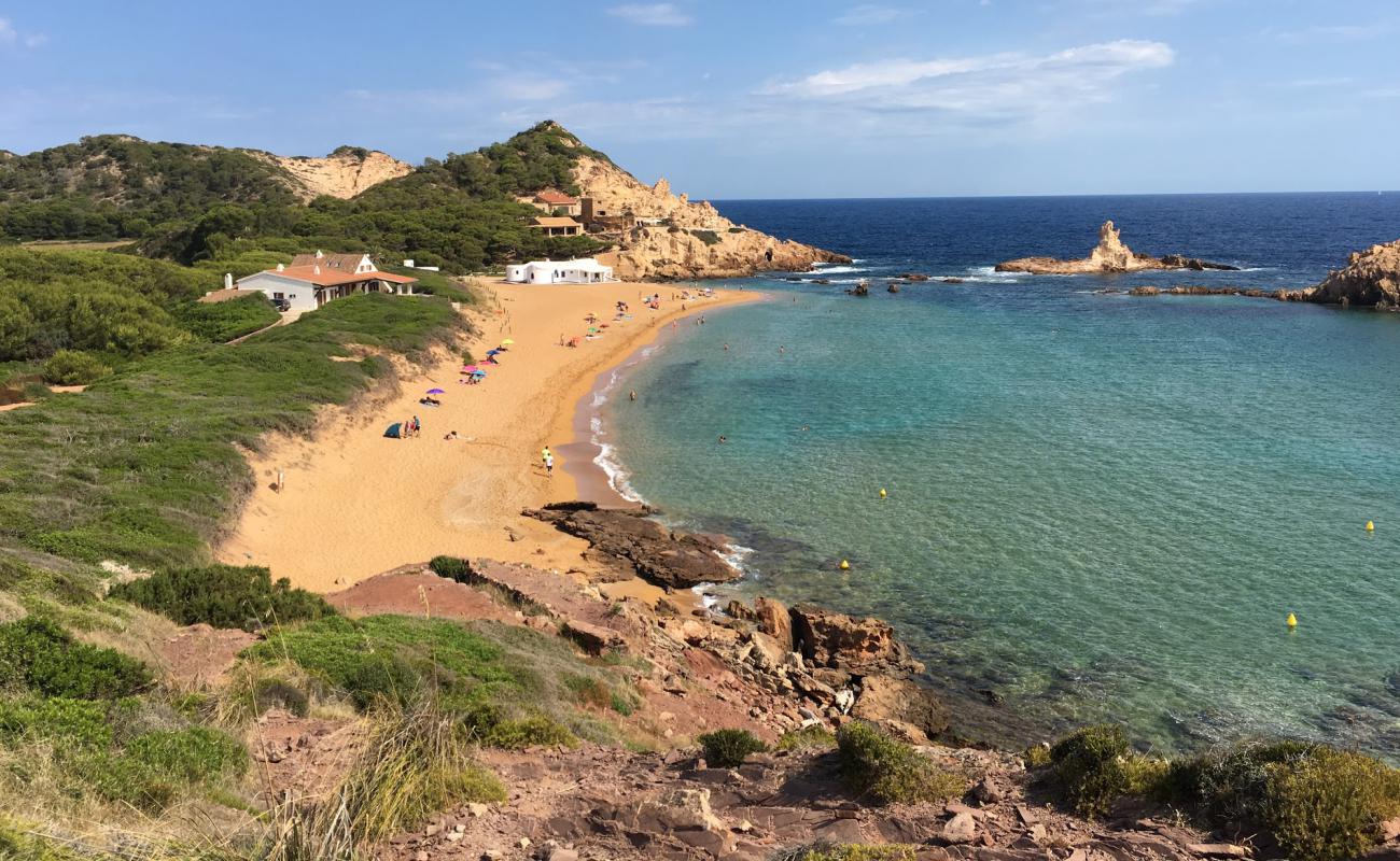 Photo de Cala Pregonda avec sable brun de surface