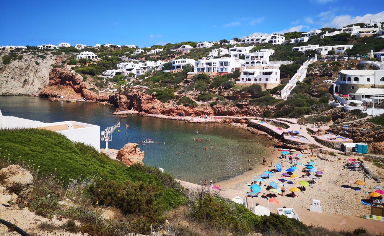 Photo de Cala Morell avec sable gris & rochers de surface