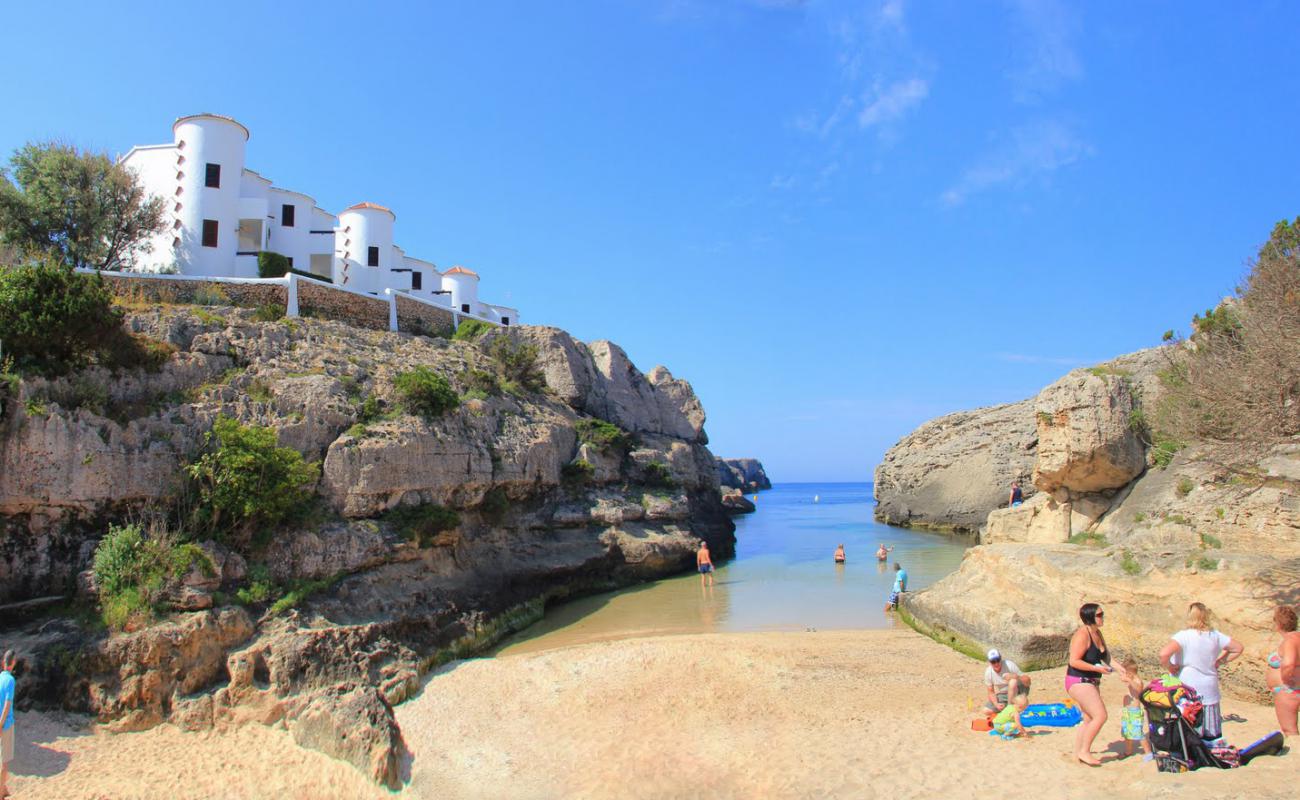 Photo de Playa Cales Piques avec sable gris avec roches de surface