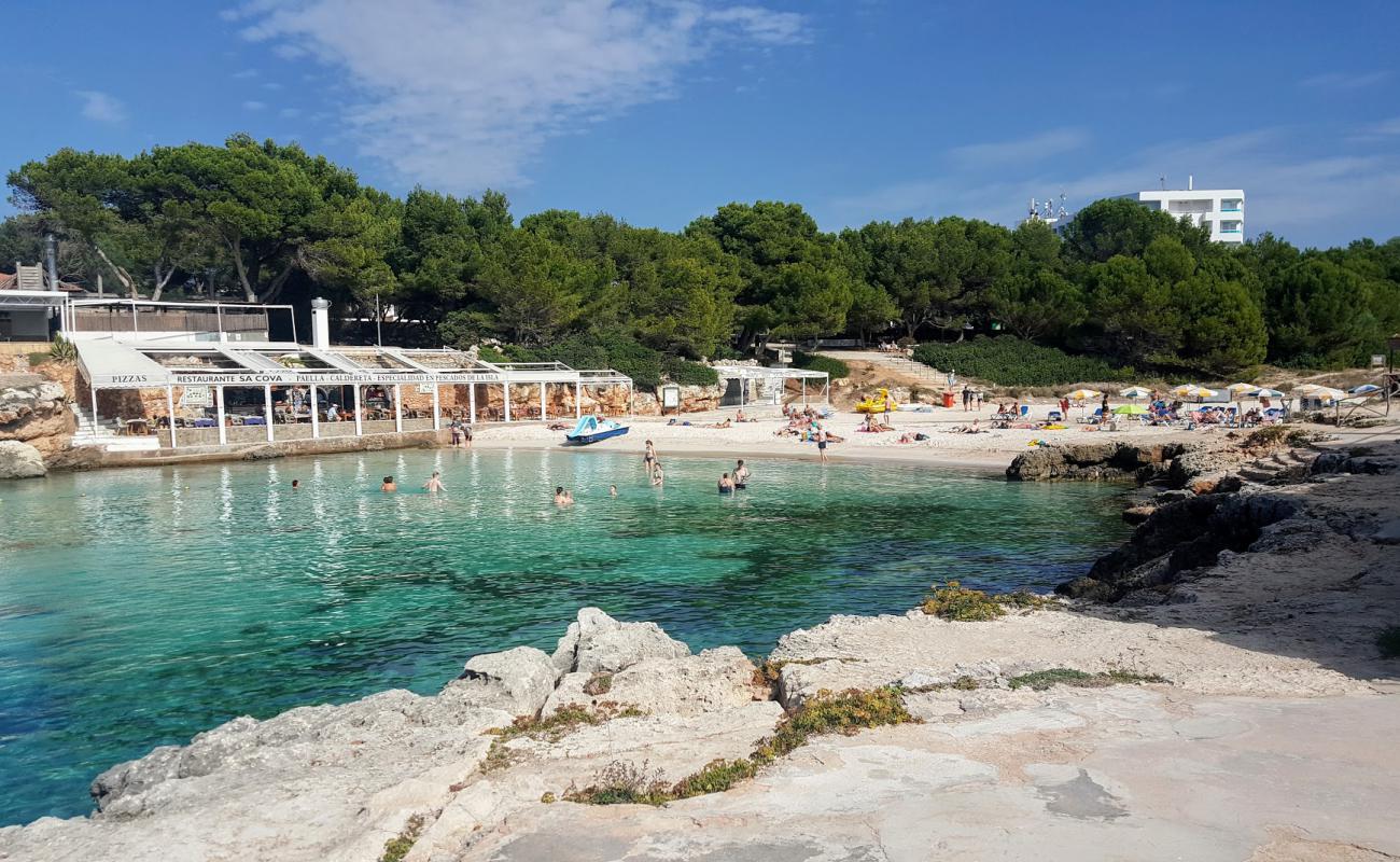 Photo de Playa Cala Blanca avec sable fin et lumineux de surface