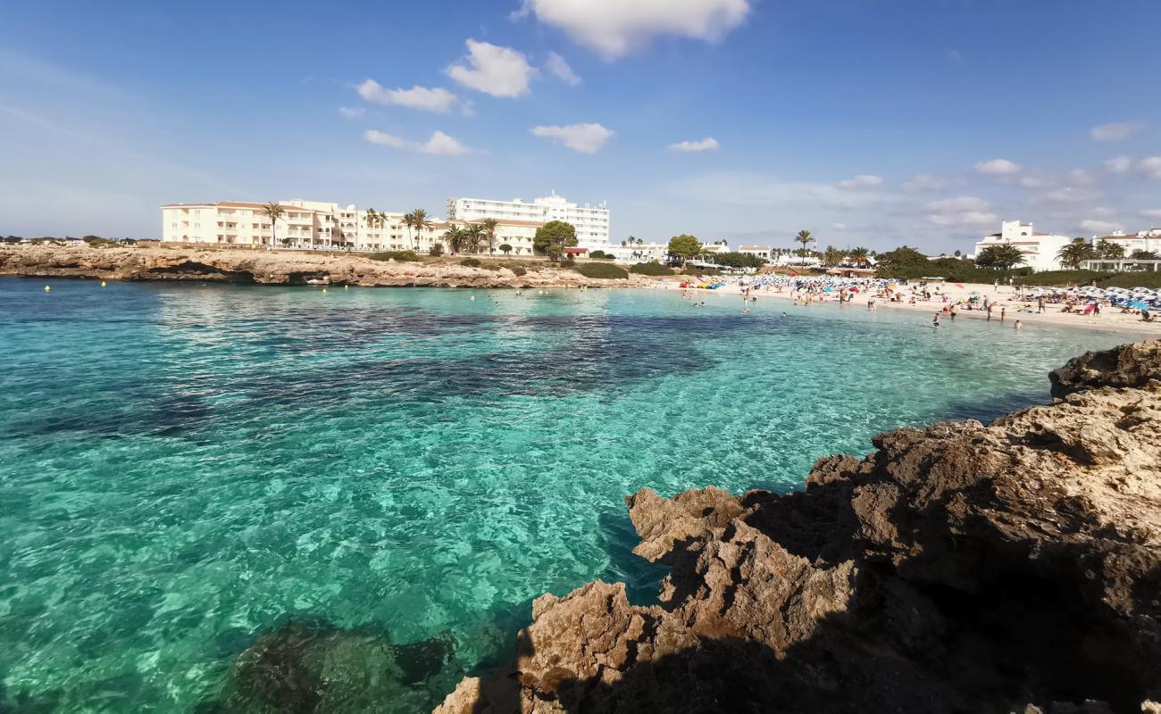 Photo de Plage de Cala en Bosch avec sable fin et lumineux de surface