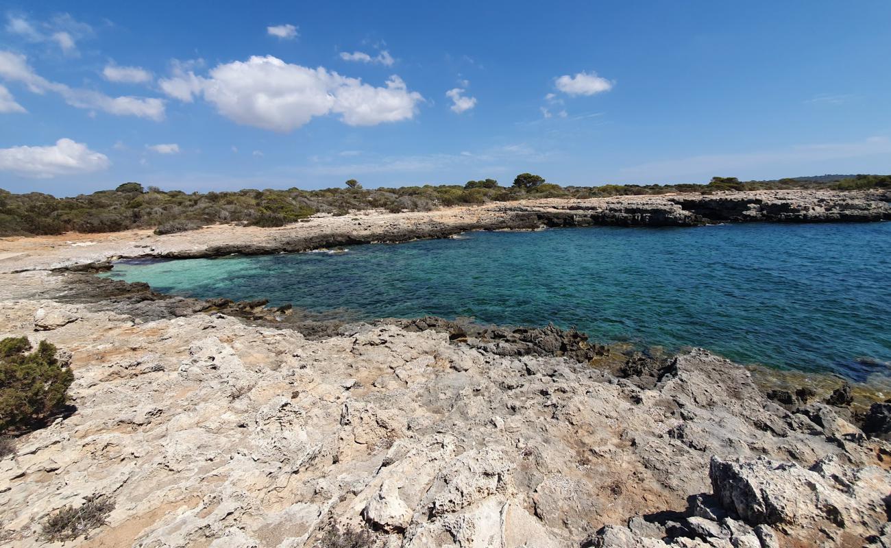 Photo de Es Calons avec sable gris avec roches de surface