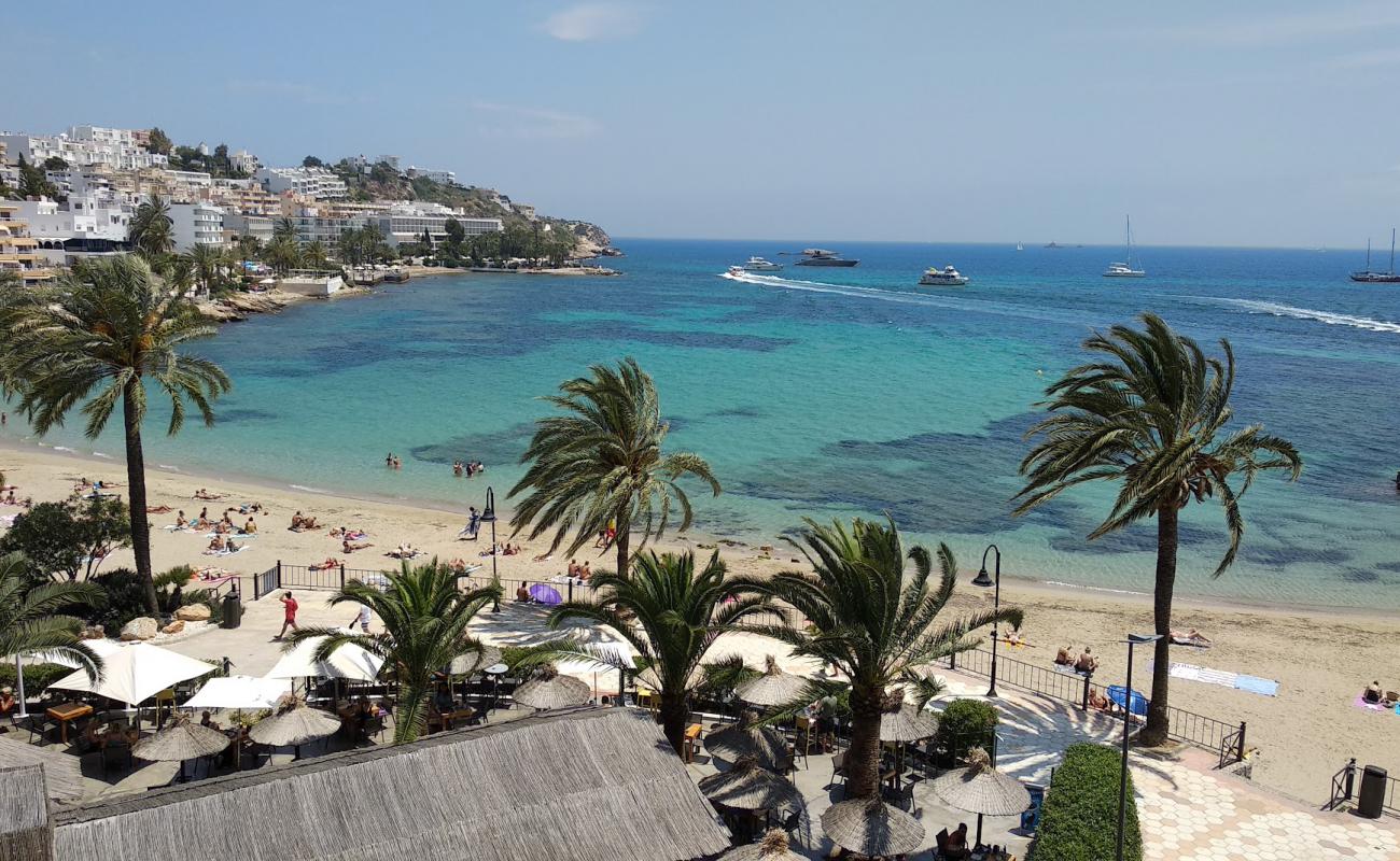 Photo de Platja de ses Figueretes avec sable fin et lumineux de surface