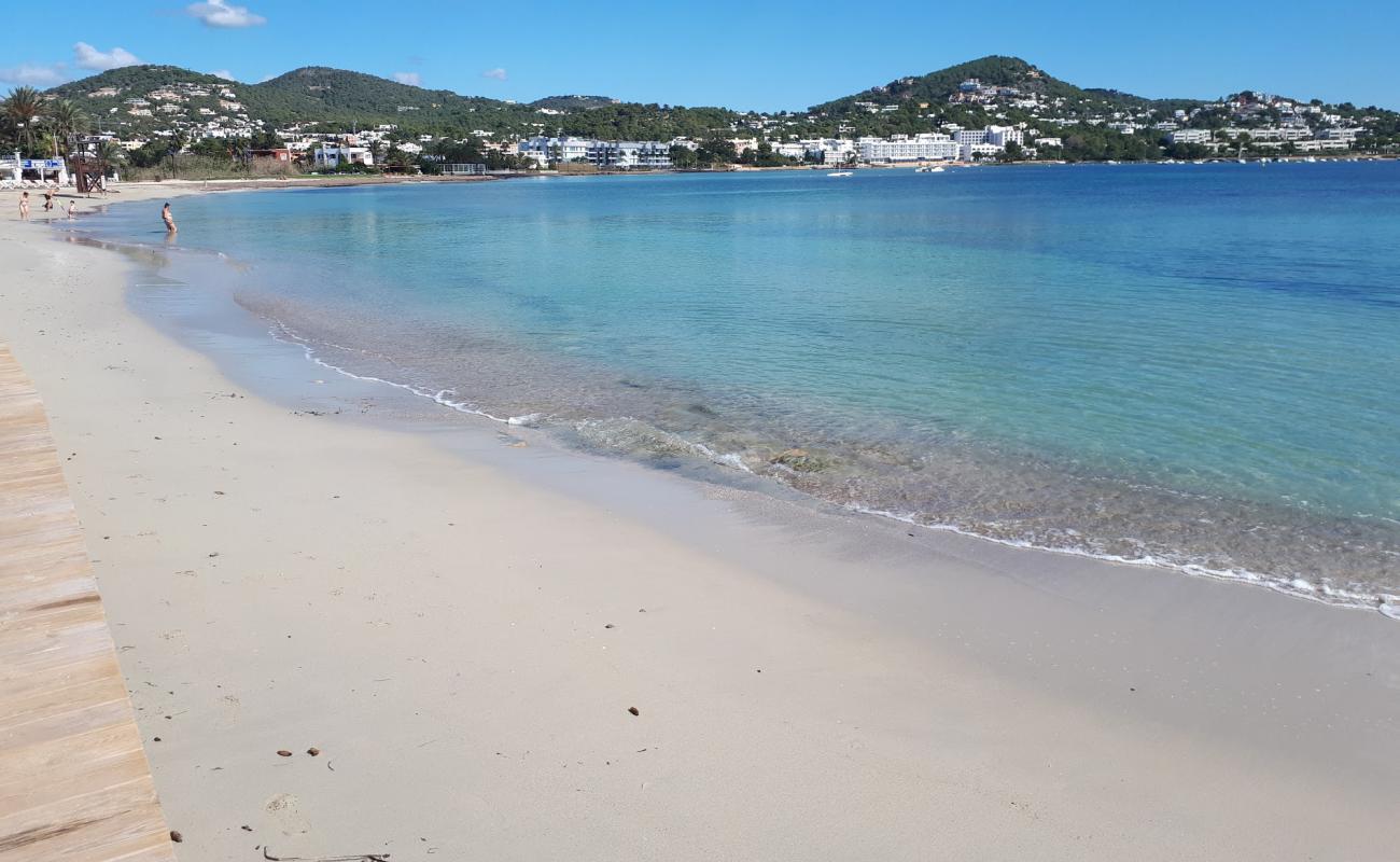 Photo de Playa de Talamanca avec sable fin et lumineux de surface