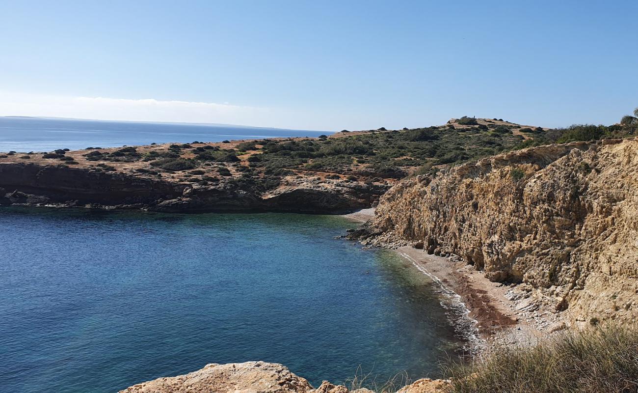 Photo de Cala Tranquila avec sable gris avec roches de surface