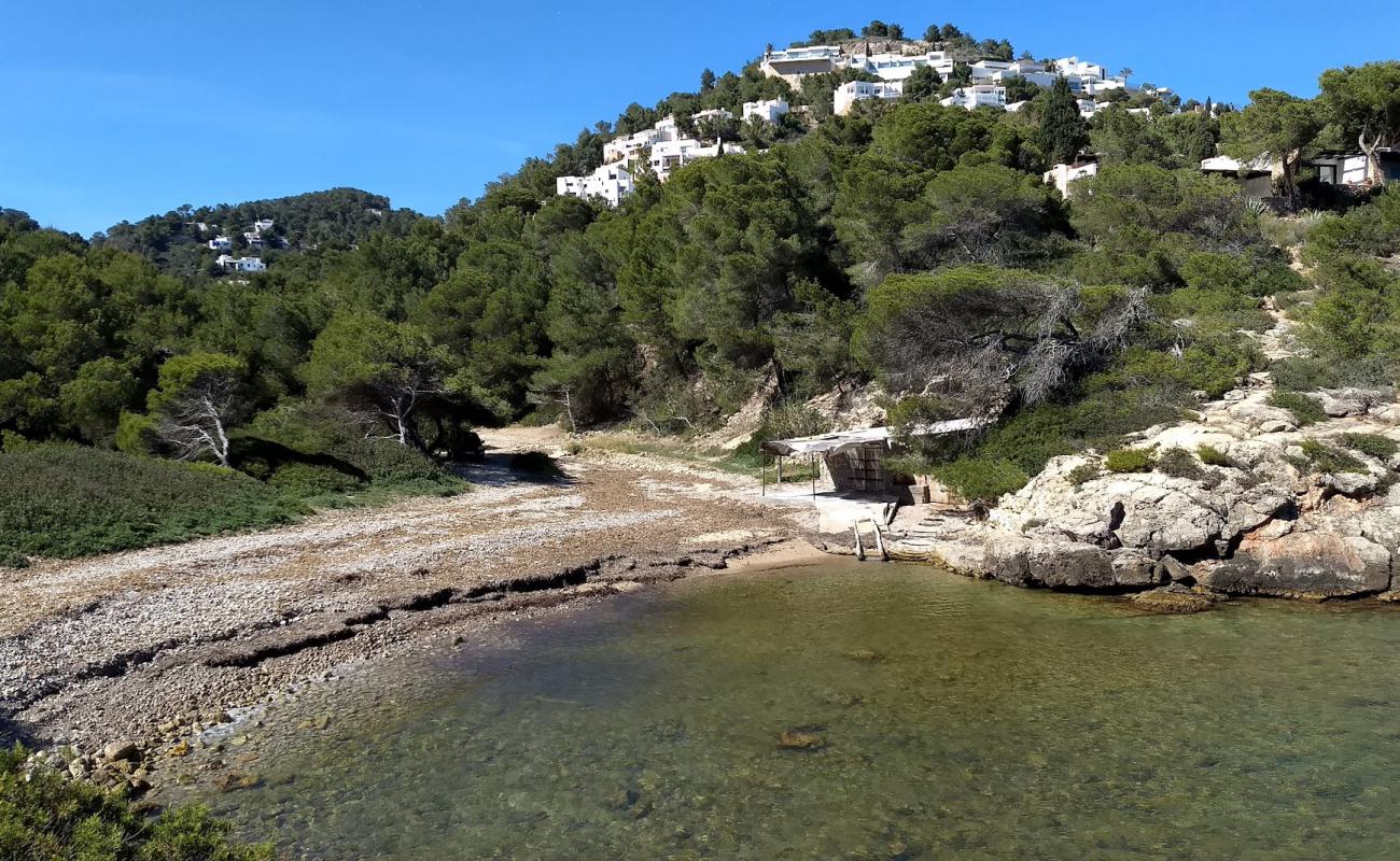 Photo de Cala Espart avec sable brun avec roches de surface