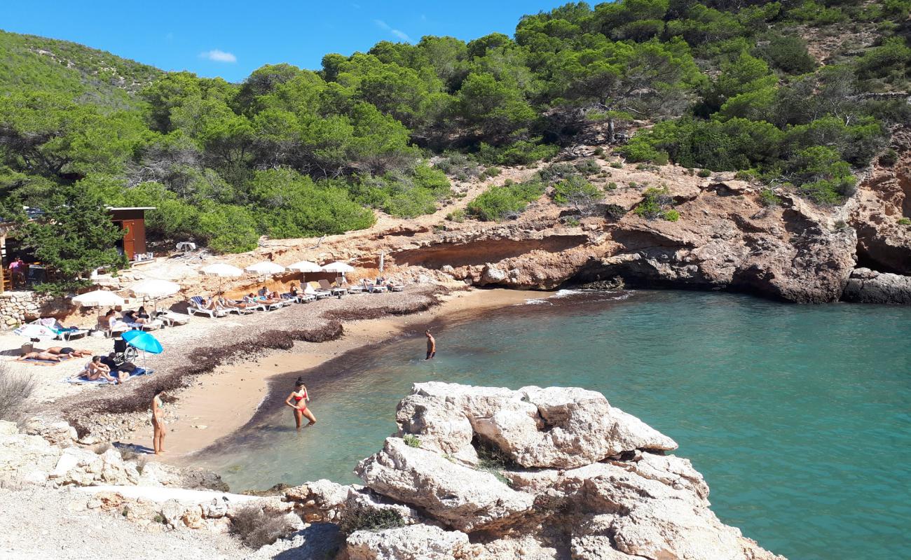 Photo de Cala Olivera avec sable brun & rochers de surface