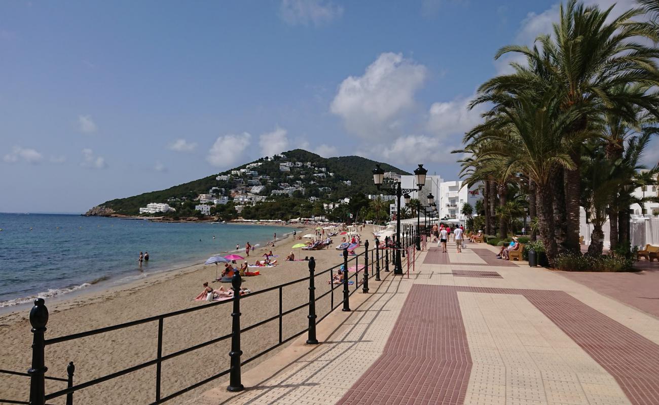 Photo de Platja de Santa Eulalia II avec sable fin et lumineux de surface