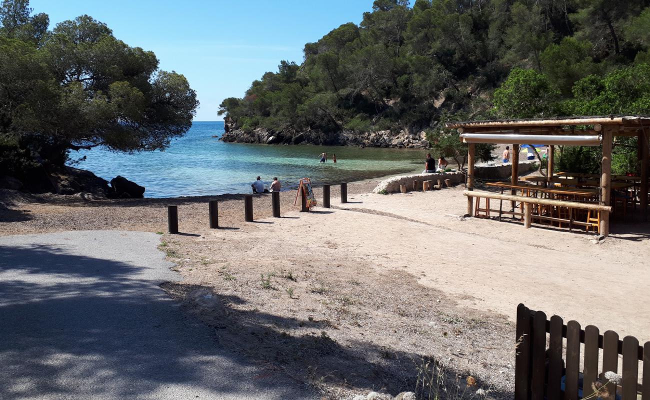 Photo de Cala Mastella avec sable fin et lumineux de surface