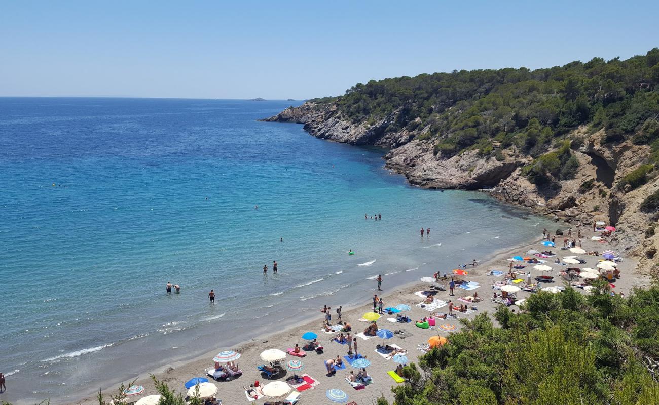 Photo de Cala Boix avec sable fin et lumineux de surface