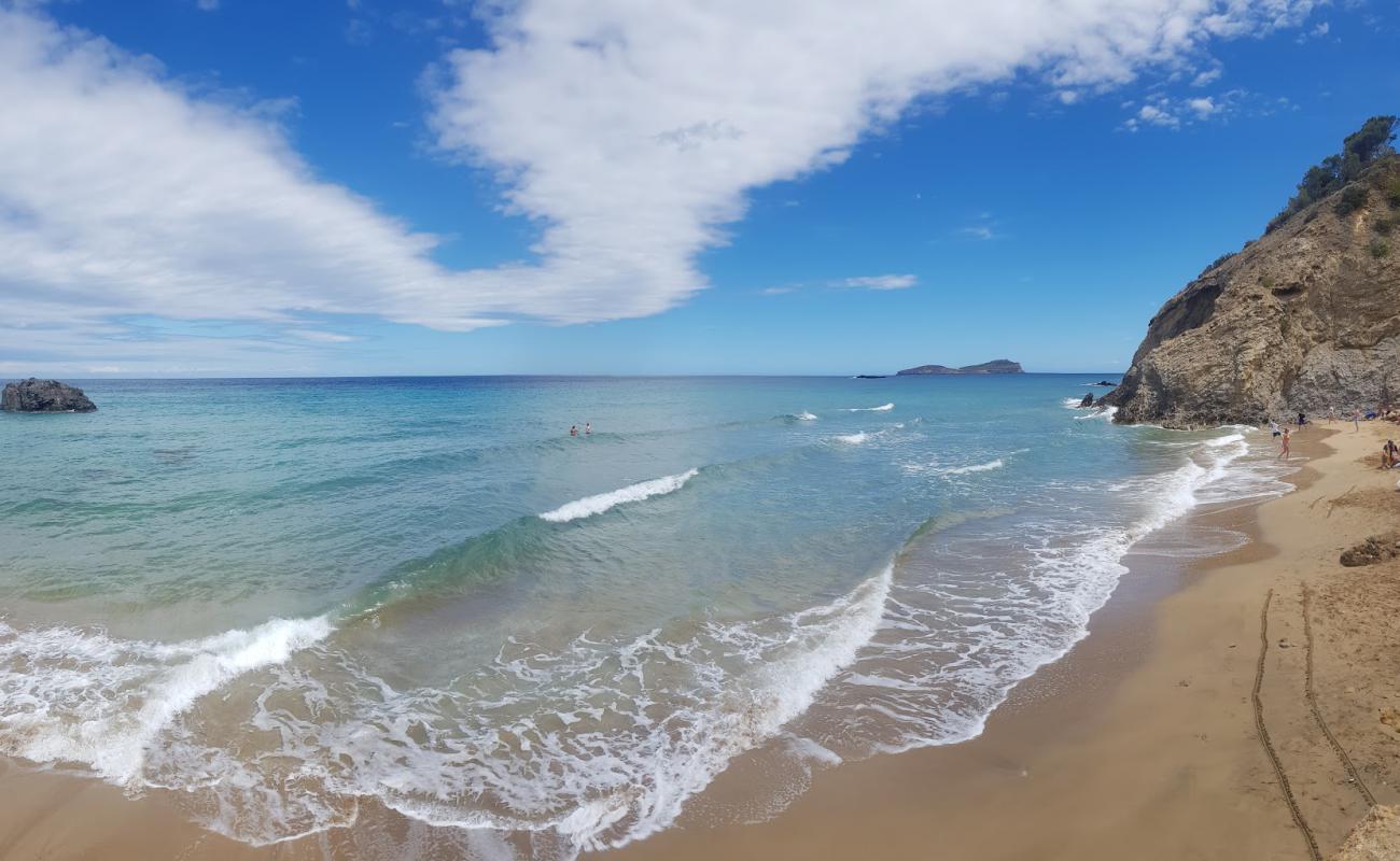 Photo de Platja de s'Aigua Blanca II avec sable brun de surface